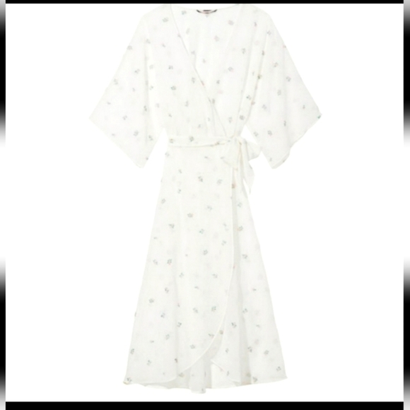 NWT VS Beautiful Sheer Robe🌹 - Picture 1 of 8